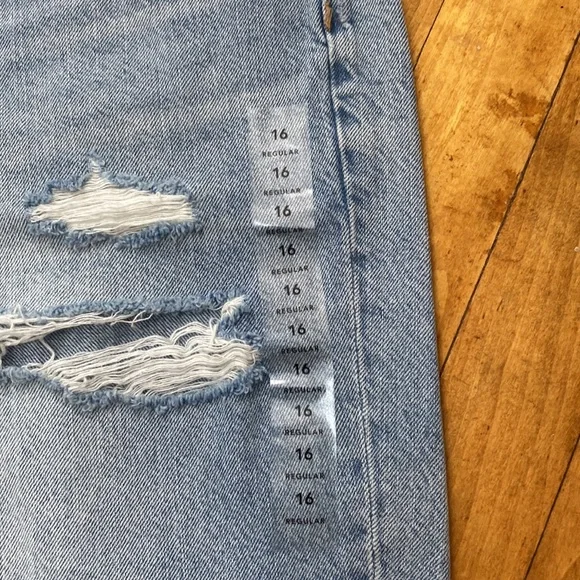 NWT AE Ripped Mom Jean - Picture 4 of 10